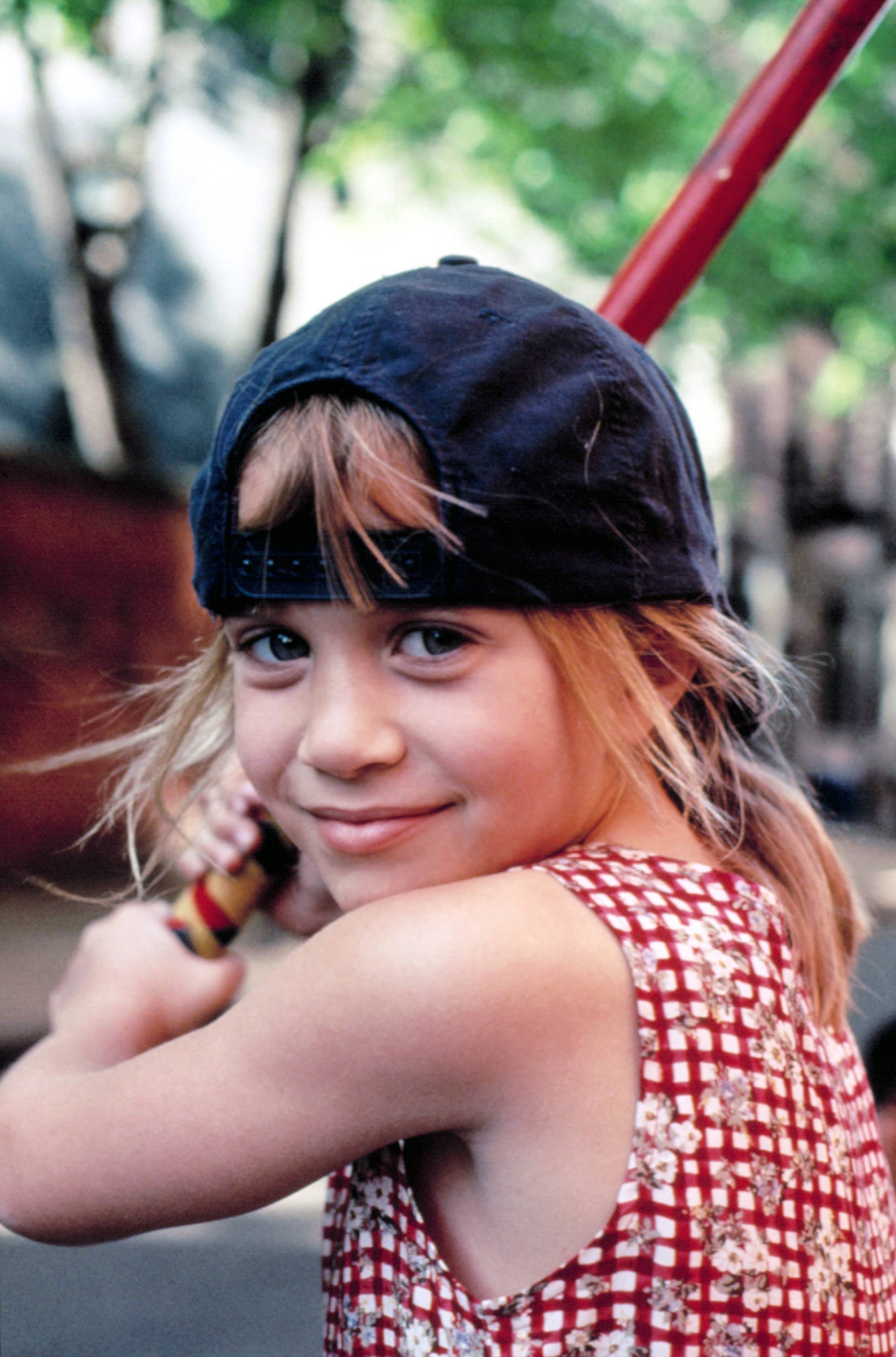 A Mary-Kate, apellidada Burke en la serie 'Cosas de gemelas', la llamam 'marimacho' por gustarle mucho los deportes. A Mary-Kate, apellidada Burke en la serie 'Cosas de gemelas', la llamam 'marimacho' por gustarle mucho los deportes.