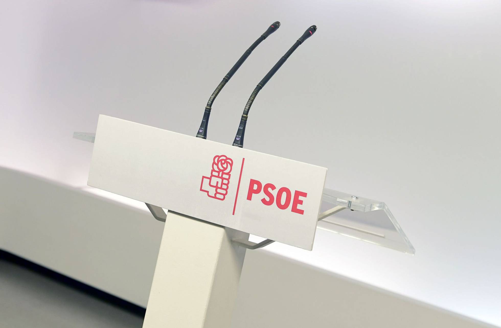 El atril de la sede de PSOE en Madrid desde el que Pedro Sánchez explicó ayer a los medios su dimisión.rn rn El atril de la sede de PSOE en Madrid desde el que Pedro Sánchez explicó ayer a los medios su dimisión.rn rn