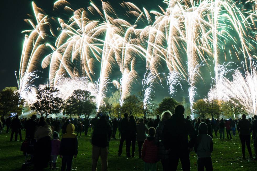 Fuegos artificiales en un parque londinense durante la 'Bonfire Night', la noche de las hogueras.