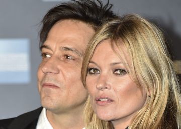 Kate Moss y Jamie Hince en la exposición 'Alexander McQueen: Savage Beauty', en 2015. Kate Moss y Jamie Hince en la exposición 'Alexander McQueen: Savage Beauty', en 2015.