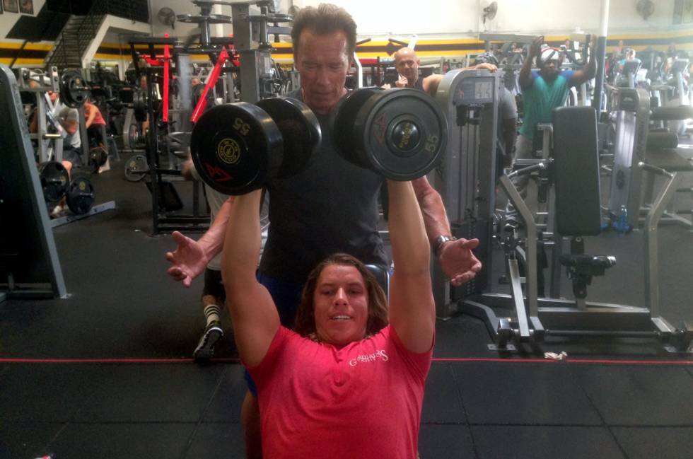 Arnold Schwarzenegger e Joseph Baena treinando em uma academia em Los Angeles.