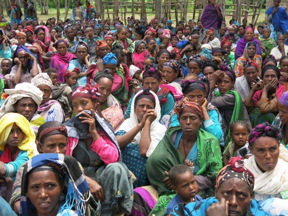 Mujeres y niñas oromos esperando el análisis de su estado nutricional.
