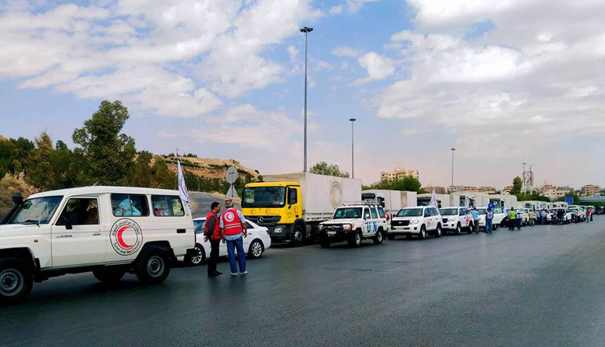 Un convoy de ayuda humanitaria dirigido a las ciudades de Zabadani y Madaya, bajo control de los rebeldes, y a Foah y Kefraya, controladas por el régimen, a finales de septiembre. Un convoy de ayuda humanitaria dirigido a las ciudades de Zabadani y Madaya, bajo control de los rebeldes, y a Foah y Kefraya, controladas por el régimen, a finales de septiembre.