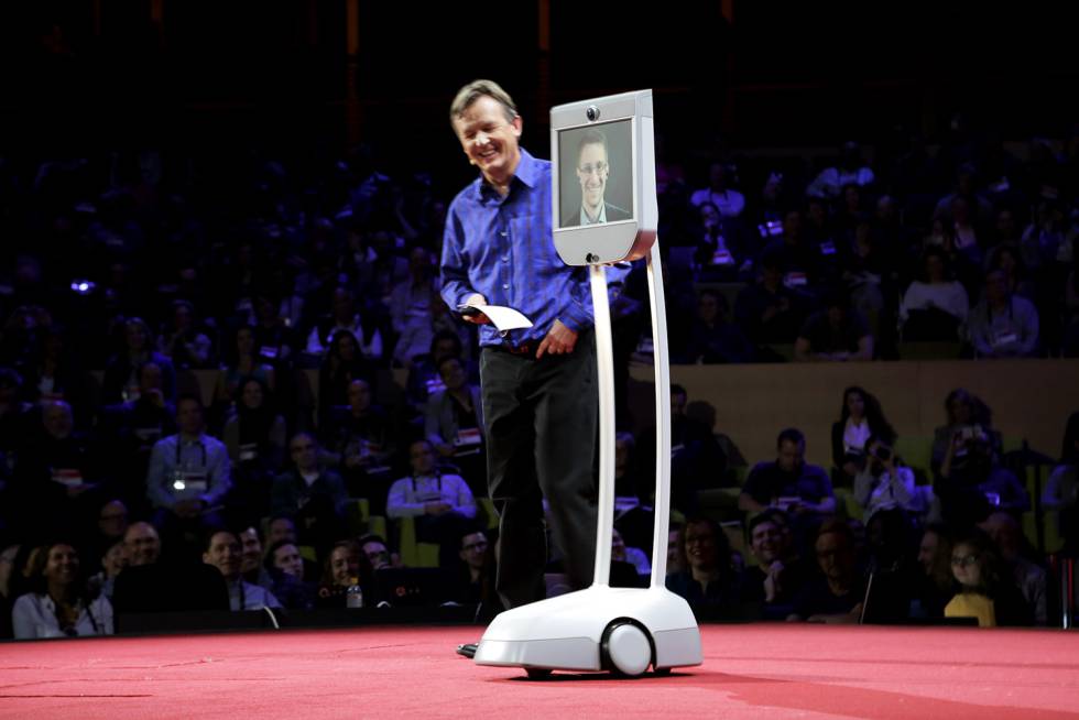 Snowden habla a través del robot BeamPro. Snowden habla a través del robot BeamPro.