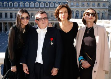 De izquierda a derecha: la actriz Demi Moore, el diseñador Alber Elbaz, la ministra francesa de Cultura Audrey Azoulay y la intérprete Kristin Scott Thomas. De izquierda a derecha: la actriz Demi Moore, el diseñador Alber Elbaz, la ministra francesa de Cultura Audrey Azoulay y la intérprete Kristin Scott Thomas.