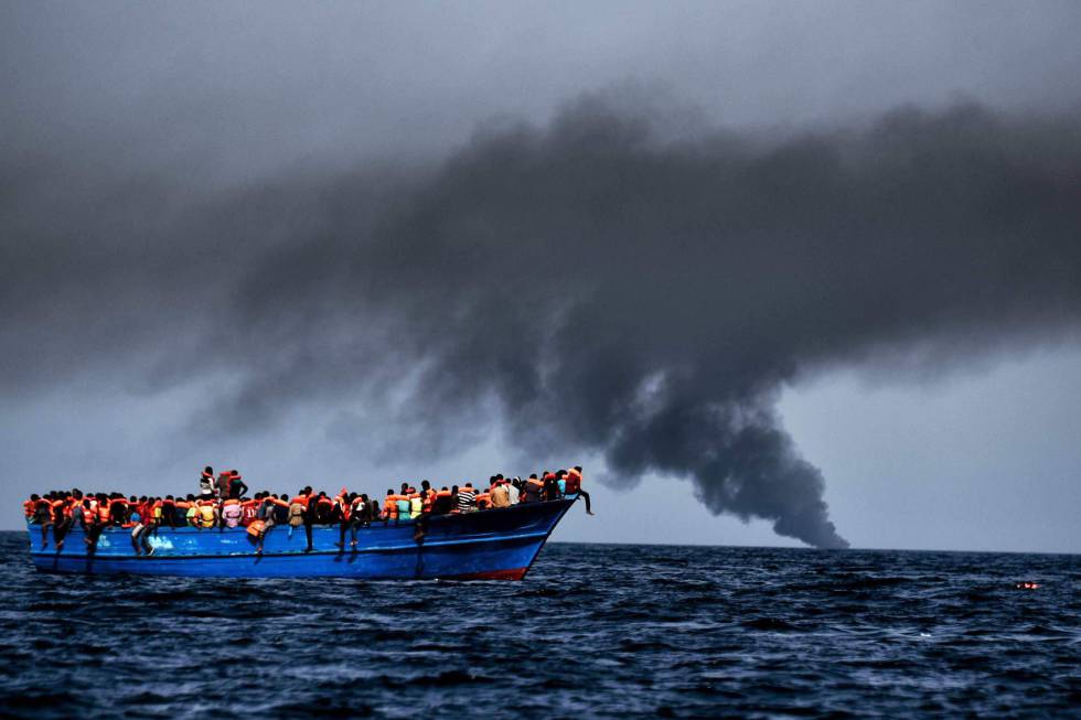 Una de las embarcaciones atestadas de emigrantes rescatada el 3 de octubre cerca de la costa libia. 
