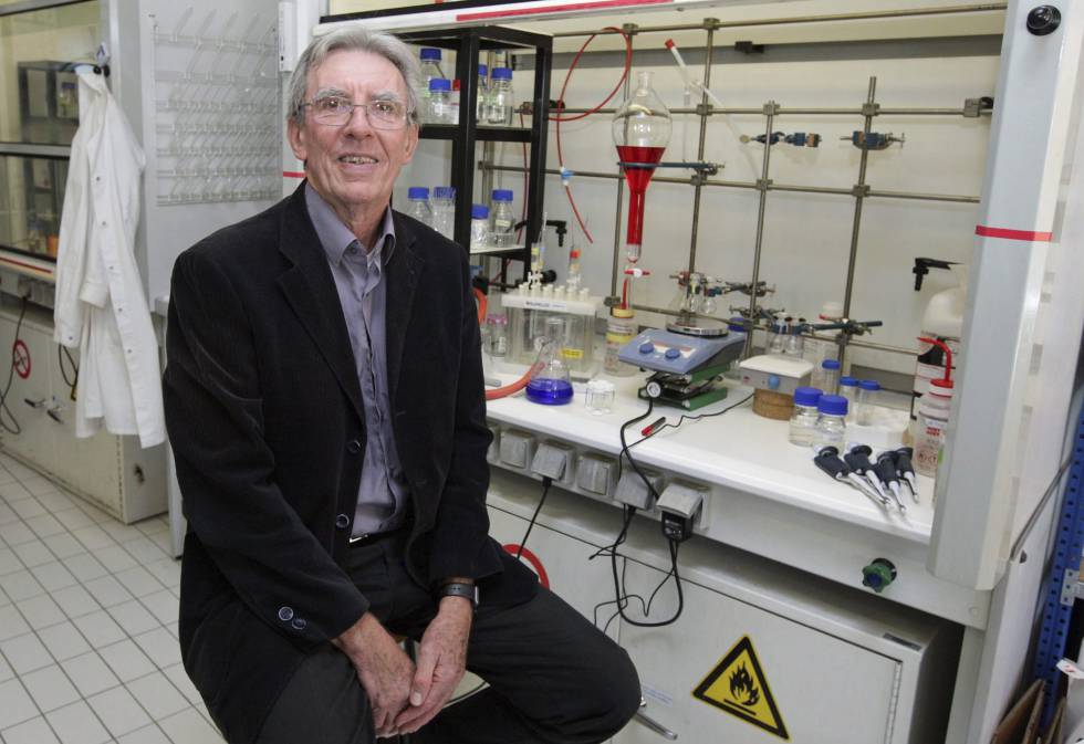El científico francés Jean-Pierre Sauvage, uno de los premiados con el Nobel de Química 2016, en su laboratorio.