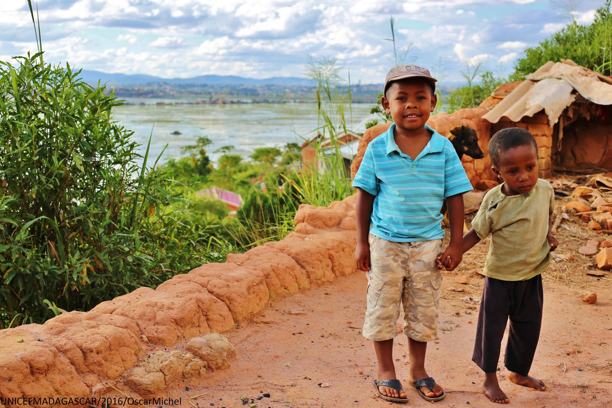 Miranto (izquierda) y Sitraka (derecha) son buenos amigos y posan cogidos de la mano para ser fotografiados este 2016. Ambos tienen cinco años y nacieron el mismo día en Madagascar, donde el 49% de los niños sufren desnutrición crónica, como Sitraka. Miranto (izquierda) y Sitraka (derecha) son buenos amigos y posan cogidos de la mano para ser fotografiados este 2016. Ambos tienen cinco años y nacieron el mismo día en Madagascar, donde el 49% de los niños sufren desnutrición crónica, como Sitraka.