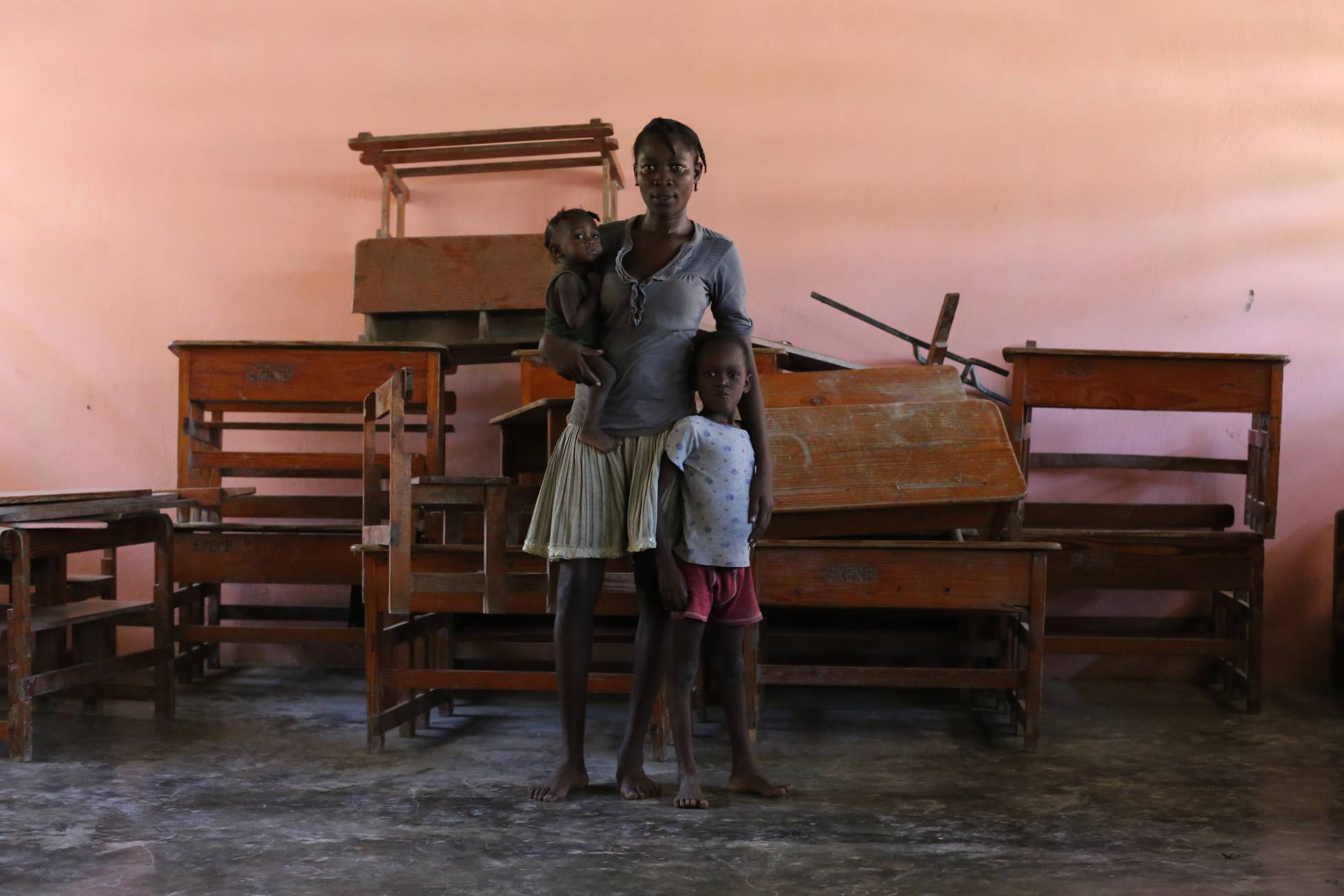 Augustin Berline se refugia, junto con sus hijos, en una escuela de su comunidad. Augustin Berline se refugia, junto con sus hijos, en una escuela de su comunidad.