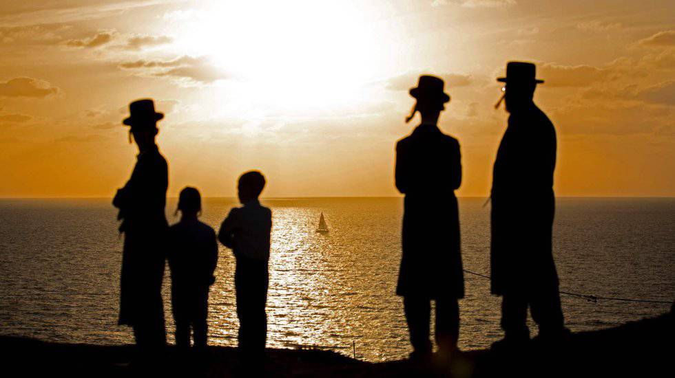 Judíos ultraortodoxos rezan frente al mar Mediterráneo cerca de Tel Aviv. Judíos ultraortodoxos rezan frente al mar Mediterráneo cerca de Tel Aviv.