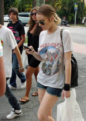 Lindsay Lohan con una camiseta de Iron Maiden. Lindsay Lohan con una camiseta de Iron Maiden.