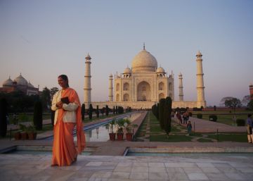 La basura ennegrece el Taj Mahal