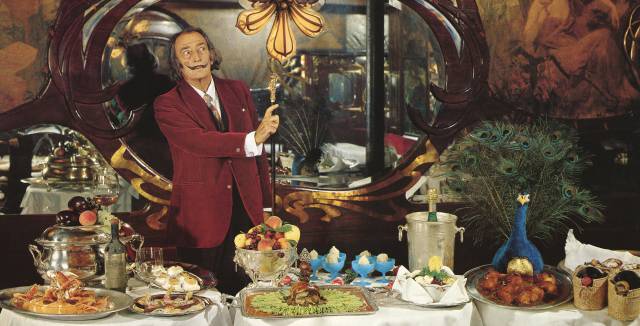 Salvador Dalí, en una de las fotografías de su libro de recetas. Salvador Dalí, en una de las fotografías de su libro de recetas.