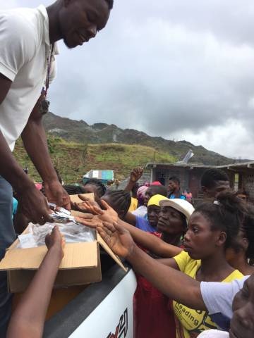 Cooperantes de Oxfam reparten pastillas potabilizadoras de agua y jabón a un grupo de madres de Plain Matin, a una hora y media en coche de Les Cayes, en el sur de Haití.
