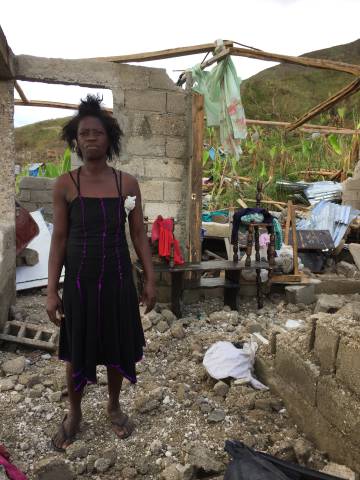 Benite, de 45 años, muestra lo que queda de su casa en Plaine Matin, en el sur de Haití.