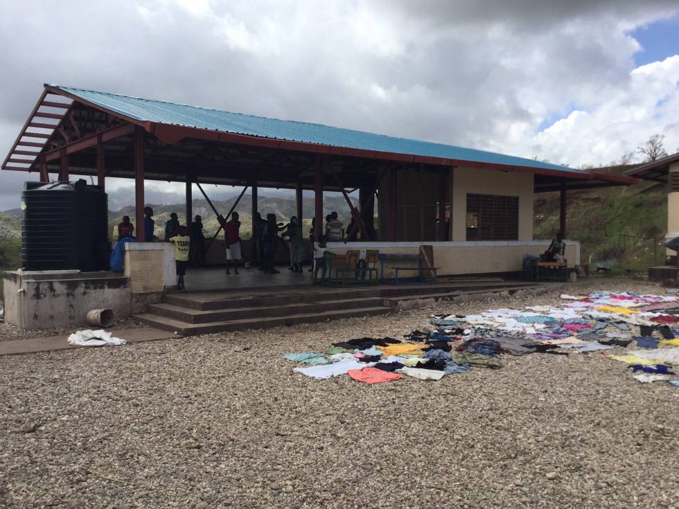 Escuela de Camp Perrain construida por Unicef, con medidas antisísmicas tras el terremoto de 2010. Es el único edificio que se ha mantenido en pie tras el huracán y sirve ahora de albergue para las familias.