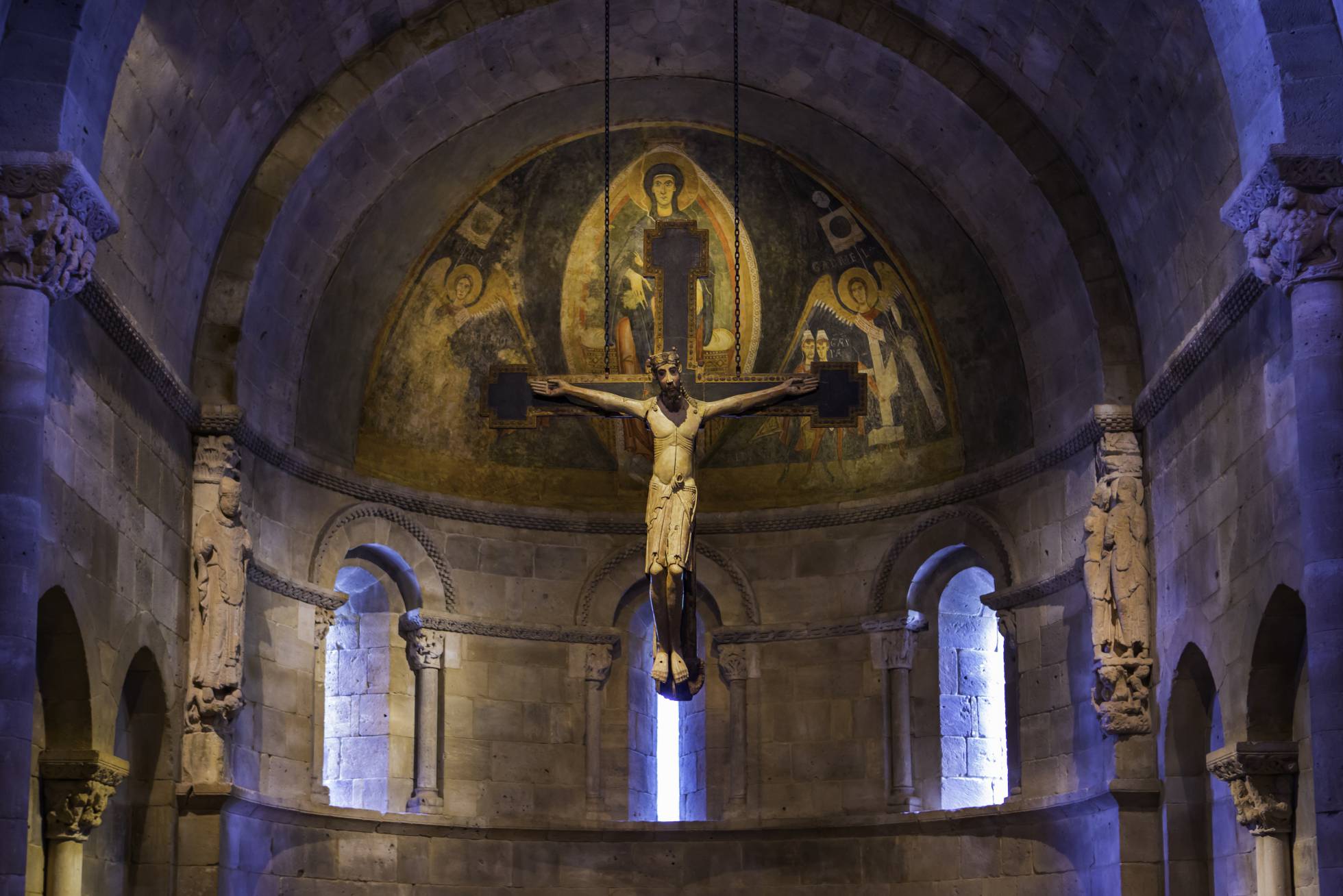 Ábside románico de la iglesia de San Martín de Fuentidueña (Segovia), hoy en el museo The Met Cloisters, en Nueva York. Ábside románico de la iglesia de San Martín de Fuentidueña (Segovia), hoy en el museo The Met Cloisters, en Nueva York.