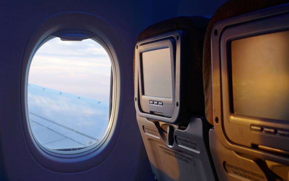 ¿Qué es lo que más le fastidia a los españoles cuando viajan en avión?