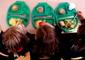 Vergüenza en los colegios españoles: 10 millones de kilos de comida acaban en la basura Vergüenza en los colegios españoles: 10 millones de kilos de comida acaban en la basura
