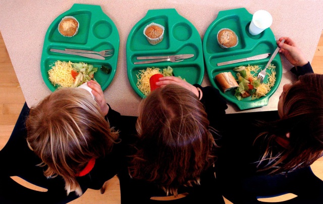 Vergüenza en los colegios españoles: 10 millones de kilos de comida acaban en la basura Vergüenza en los colegios españoles: 10 millones de kilos de comida acaban en la basura
