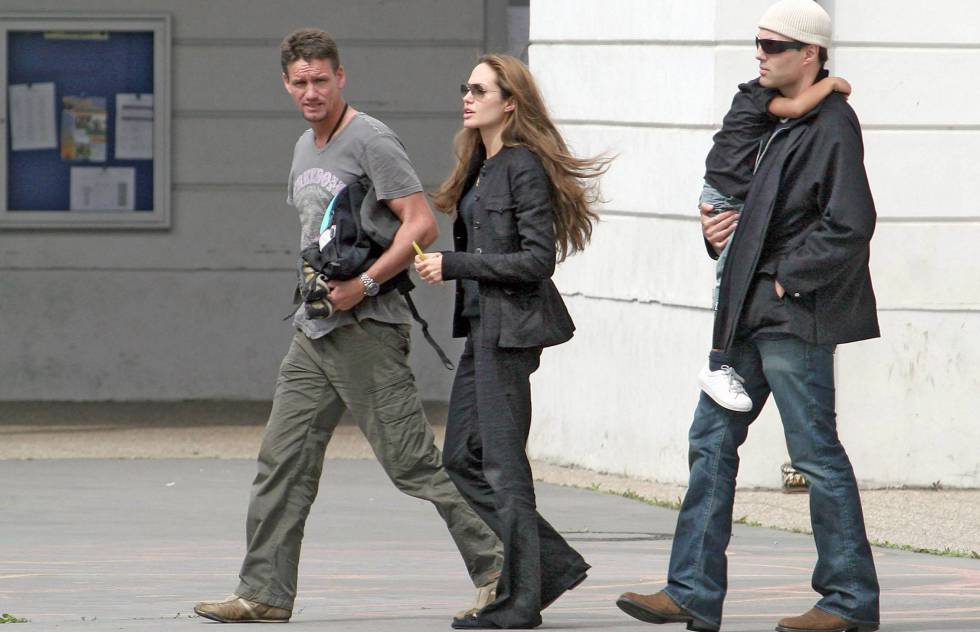 Angelina Jolie con Mark Billingham y su hermano (que lleva a Maddox en brazos), en 2007. Angelina Jolie con Mark Billingham y su hermano (que lleva a Maddox en brazos), en 2007.
