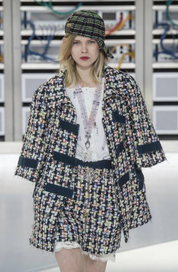 Uno de los diseños presentado por Karl Lagerfeld en su último desfile para Chanel. Una nueva vuelta de tuerca a la legendaria chaqueta de la casa francesa.