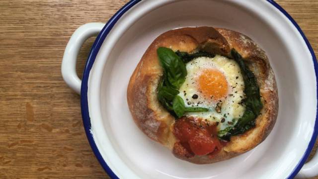 Panecillos rellenos de tomate, espinacas y provolone