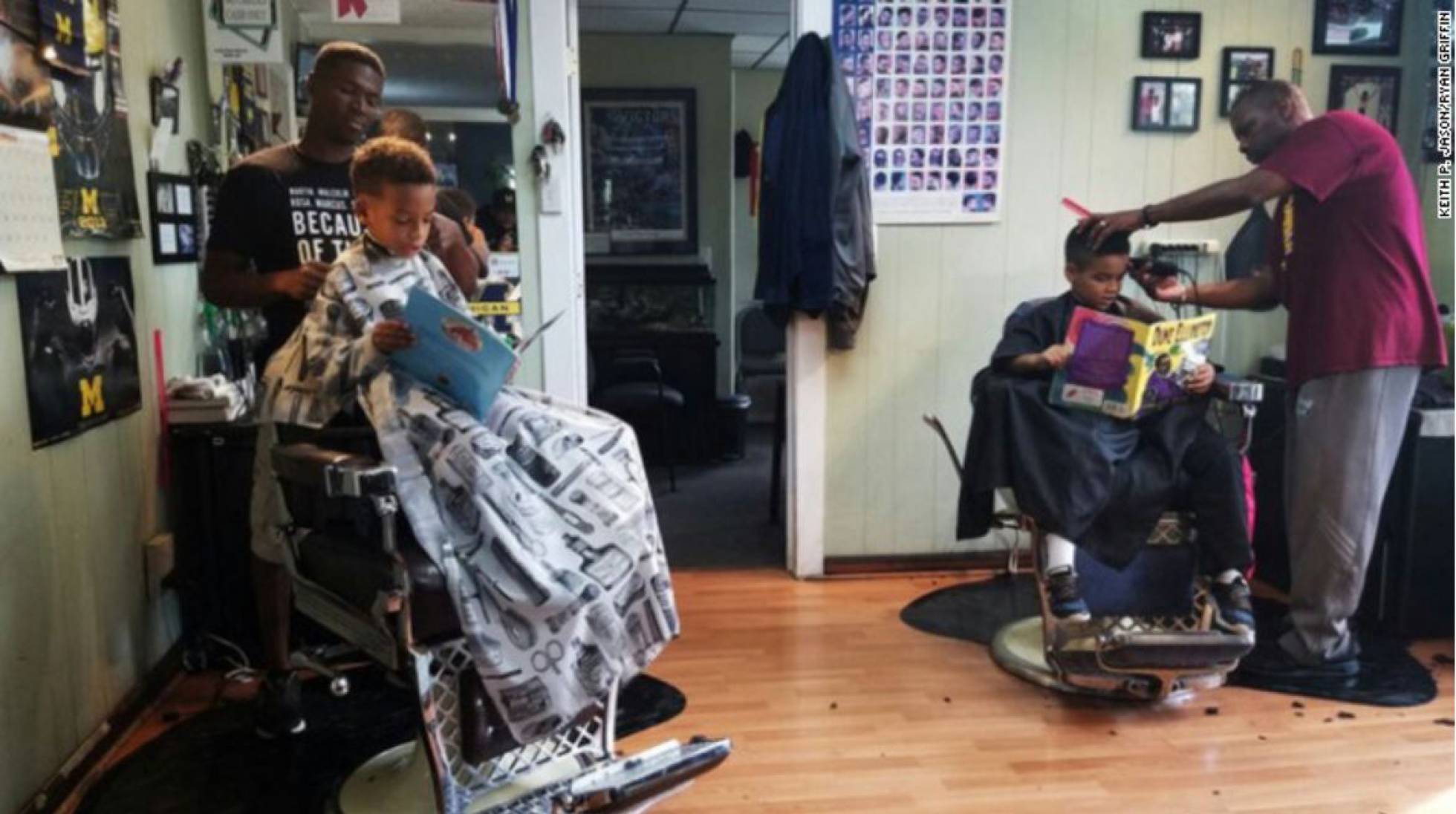 Dos barberos trabajan en la peluquería The Fuller Cut en Ypsilanti (Míchigan). Dos barberos trabajan en la peluquería The Fuller Cut en Ypsilanti (Míchigan).