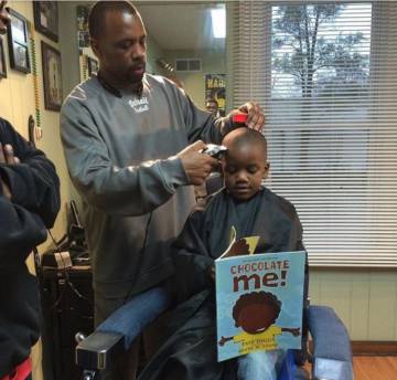 Un peluquero rebaja el corte de pelo a los niños que leen en voz alta