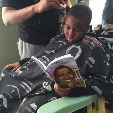 Un peluquero rebaja el corte de pelo a los niños que leen en voz alta