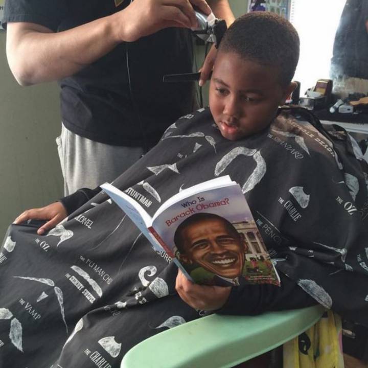 Un peluquero rebaja el corte de pelo a los niños que leen en voz alta Un peluquero rebaja el corte de pelo a los niños que leen en voz alta