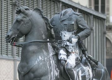 Al pie de una estatua
sin cabeza del general Franco