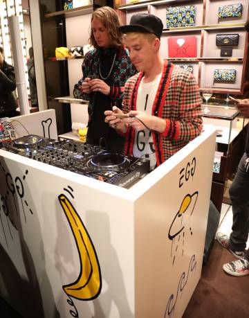 GucciGhost a los platos tras la mesa que customizó para la tienda de Gucci en Barcelona GucciGhost a los platos tras la mesa que customizó para la tienda de Gucci en Barcelona