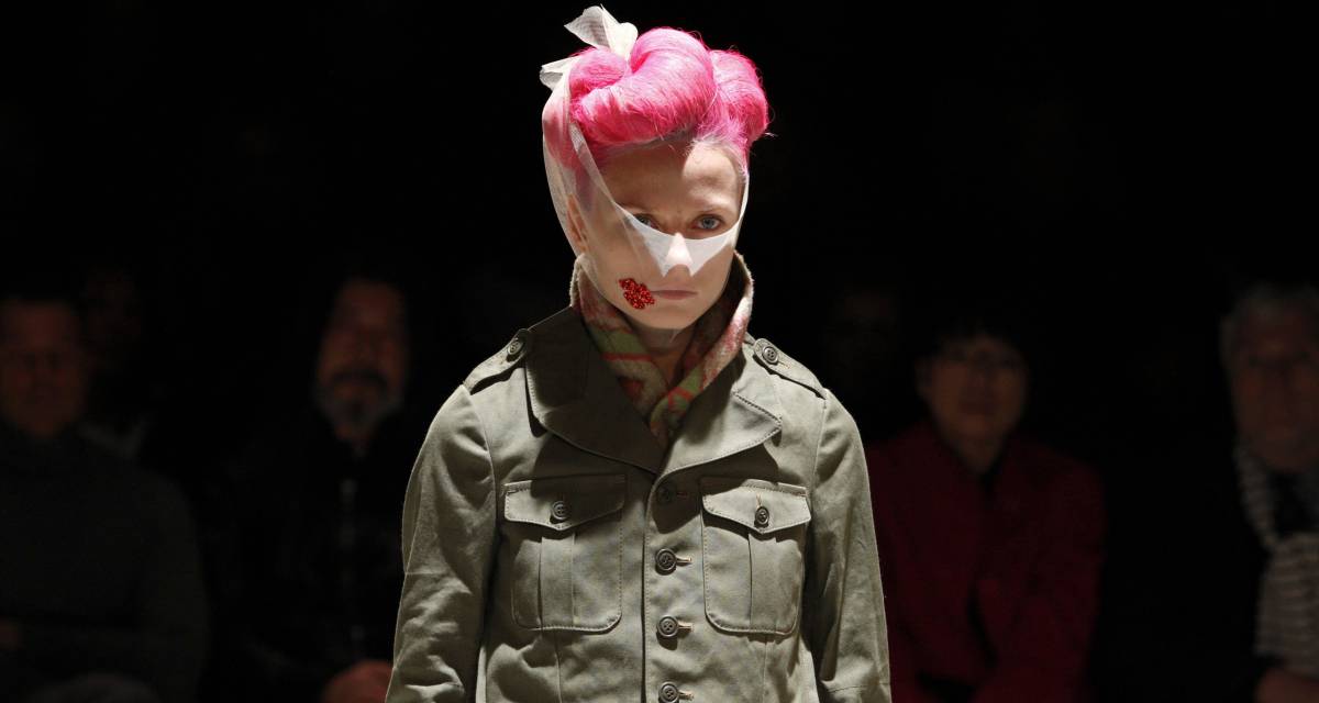 Desfile de Comme des Garçons en la Semana de la Moda de París de marzo de 2009. Desfile de Comme des Garçons en la Semana de la Moda de París de marzo de 2009.