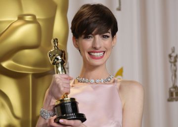 Anne Hathaway con el Oscar que ganó a mejor actriz de reparto en 2013. Anne Hathaway con el Oscar que ganó a mejor actriz de reparto en 2013.