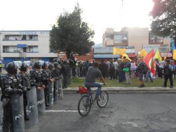 La polícía impidió que varias manifestaciones de la contra cumbre salieran del recinto de la universidad.
