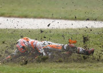 Crutchlow vence tras la caída de Márquez en la carrera de MotoGP