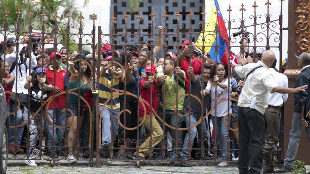 Partidarios de Maduro fuerzan la entrada al Parlamento.