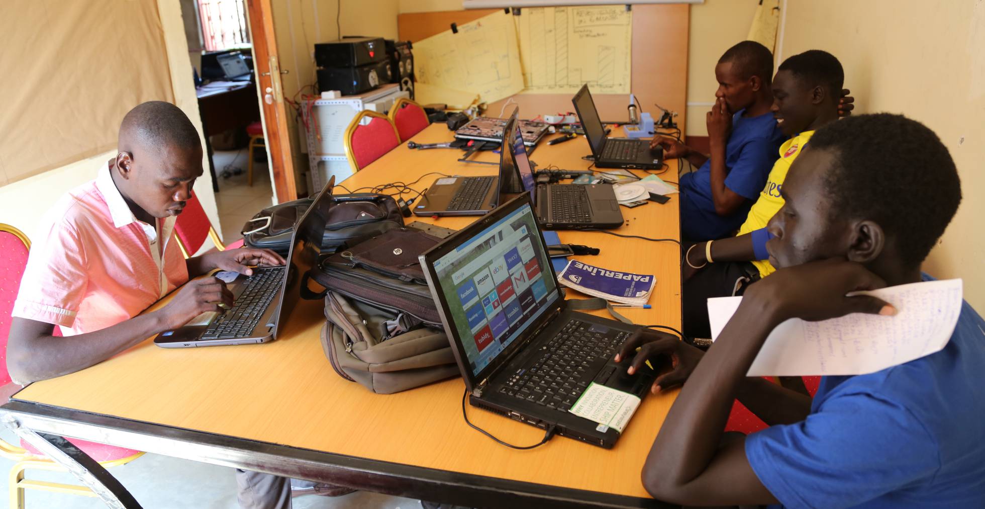 Un grupo de jóvenes trabaja en las instalaciones de JHub. Un grupo de jóvenes trabaja en las instalaciones de JHub.