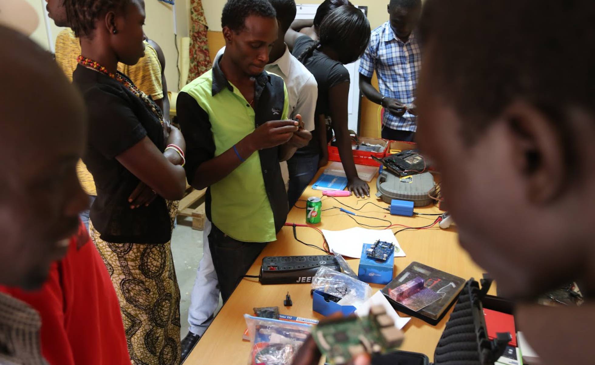 Miembros del JHub, en pleno taller de informática Miembros del JHub, en pleno taller de informática