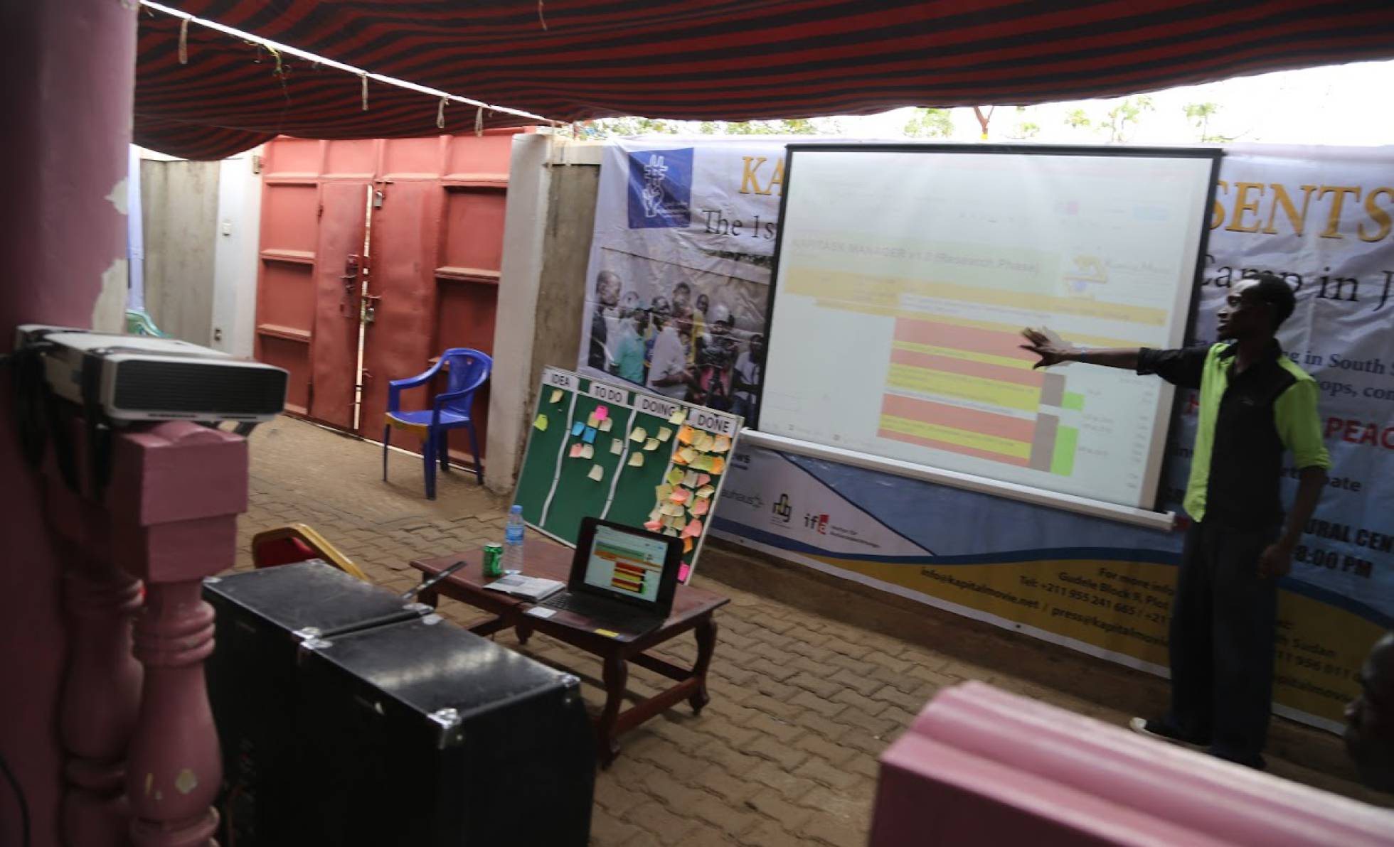 Un usuario del JHub prepara una exposición. Un usuario del JHub prepara una exposición.