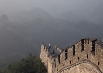 Nube de niebla t&oacute;xica en una de las secciones m&aacute;s visitadas de la Gran Muralla China, cerca de Pek&iacute;n. 