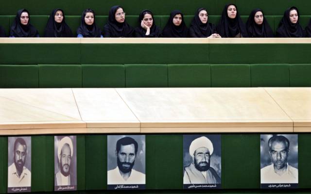 Mujeres en el parlamento iraní en una sesión abierta al público.