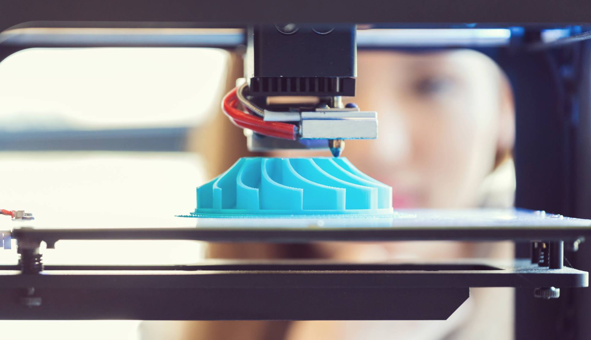 Impressora 3D em funcionamento. Impressora 3D em funcionamento.