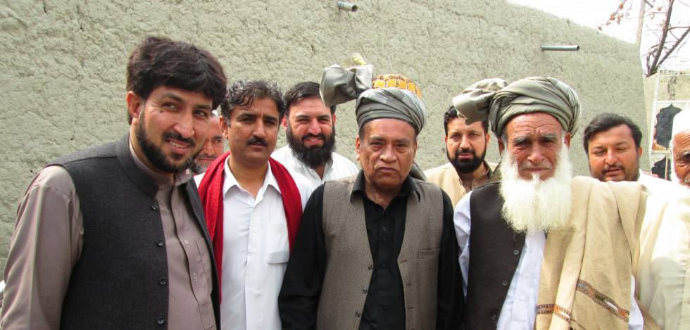 Latif (esquerda), em uma reunião com autoridades de uma zona isolada do Paquistão, em março.
