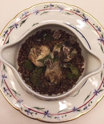 Alcachofras com lentilhas da horta de Versalles e trufa branca.