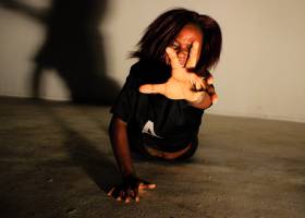 Esther Mbabazi dispara al dolor del abuso