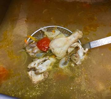 PREPARANDO UN CALDO, BASE DE LOS ARROCES DE SAN ROMAN CAPEL