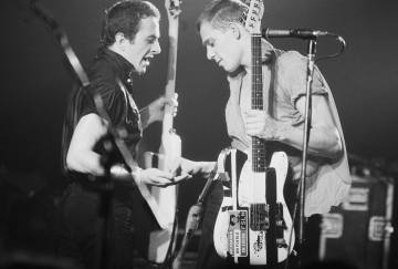 The Clash escupe su rabia punk contra Estados Unidos en 'I’m so bored with the USA'.
