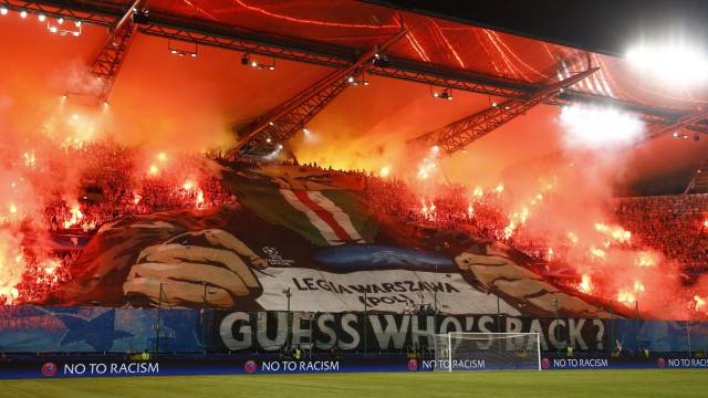 Hinchas del Legia en el partido contra el Borussia.